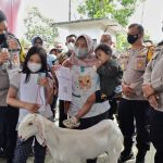Pantau Vaksinasi Presisi, Kapolda Jatim Bagikan Doorprize untuk Masyarakat
