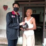 Mahasiswa PMM UMM Bagikan Sembako Kepada Masyarakat Kurang Mampu