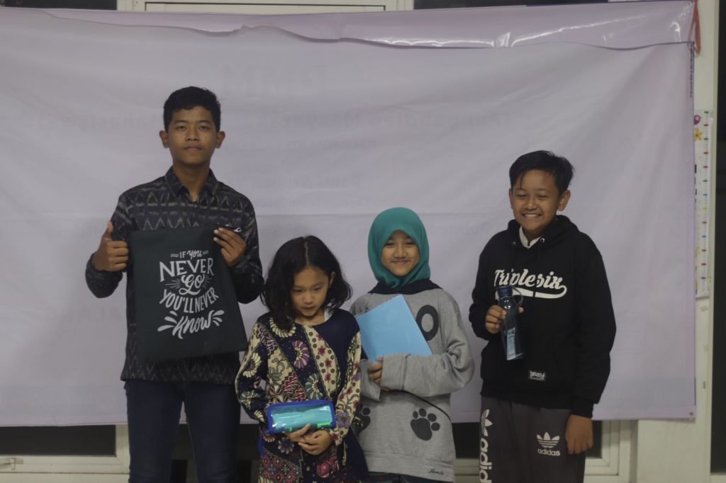 Mahasiswa UMM Bantu Tingkatkan Kreativitas dan Komunikasi Anak Panti Asuhan Yasibu Anak Panti Asuhan Yasibu, setelah melakukan pelatihan kreativitas dengan mahasiwa PMM UMM