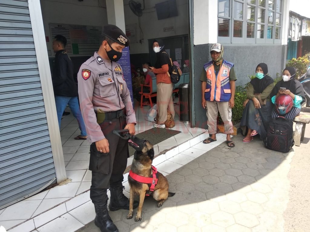 Pastikan Keamanan Pemudik, Polres Malang Turunkan Unit K9 Unit Satwa (K9) dari Satuan Samapta Polres Malang saat melakukan pengamanan arus mudik lebaran