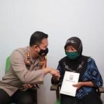Berani Melawan Penjambret, Mbah Poninten Mendapat Penghargaan dari Kapolres Kediri