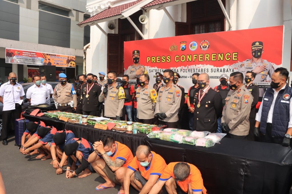 Satresnarkoba Polrestabes Surabaya Amankan 42,8 KG Sabu dari 7 Pengedar Satresnarkoba Polrestabes Surabaya dan Polsek Gubeng Surabaya berhasil bekuk 7 orang pengedar narkoba dan juga berhasil menyita barang bukti narkotika jenis sabu sebanyak 42,8 Kg