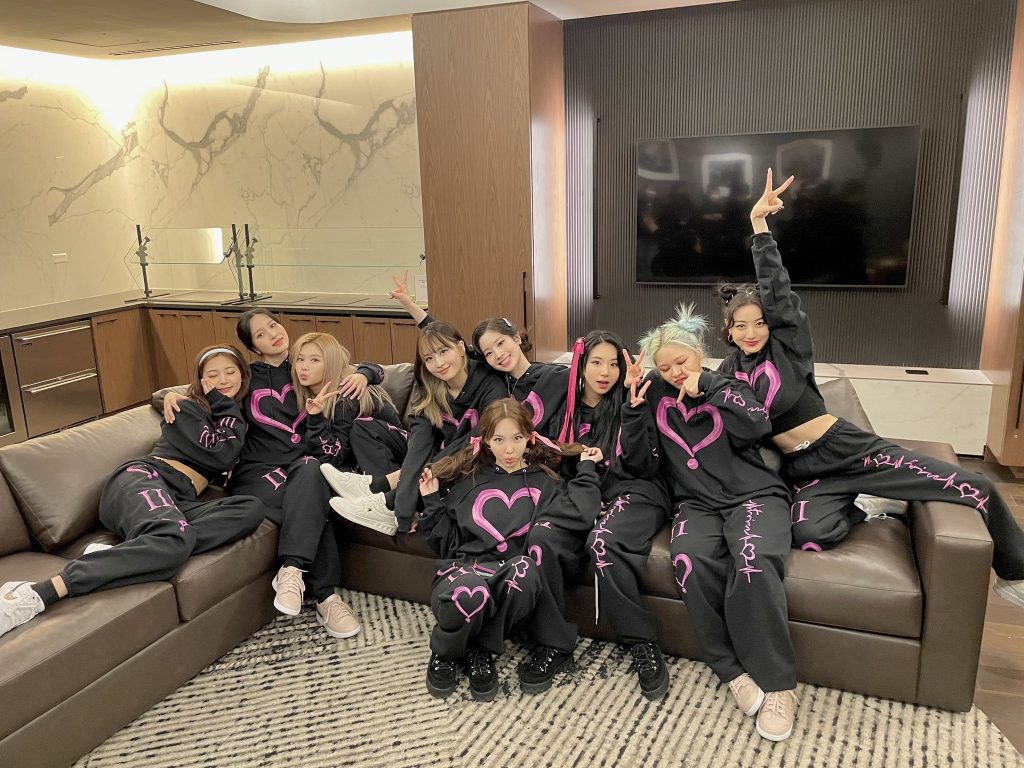 Saingi BTS, TWICE Jadi Girl Grup Pertama Tembus 10 Juta Pengikut Girl group k-pop TWICE / @jypetwice twitter