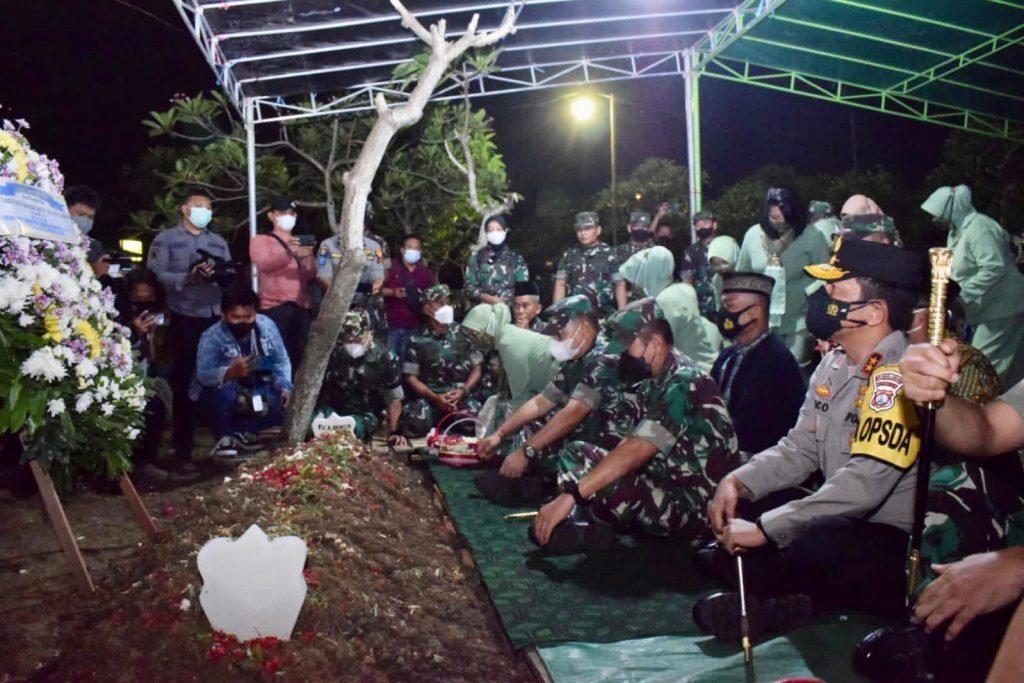 Dampingi KSAD, Kapolda Jatim Sampaikan Duka Mendalam pada Korban Penyerangan KKB Forkopimda Jawa Timur Pangdam V/Brawijaya, Kapolda Jawa Timur mendampingi KSAD Jenderal TNI Dudung Abdurachman, melakukan ziarah makam dan takziyah di rumah korban aksi penyerangan Kelompok Kriminal Bersenjata (KKB)