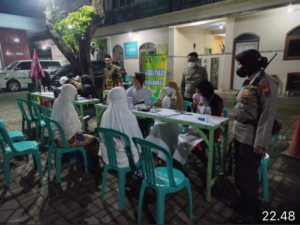 Gandeng Pengurus Masjid, Polda Jatim Gelar Vaksinasi Malam Capai Ribuan Dosis Vaksinasi booster malam Polda Jatim bersama Pengurus Masjid