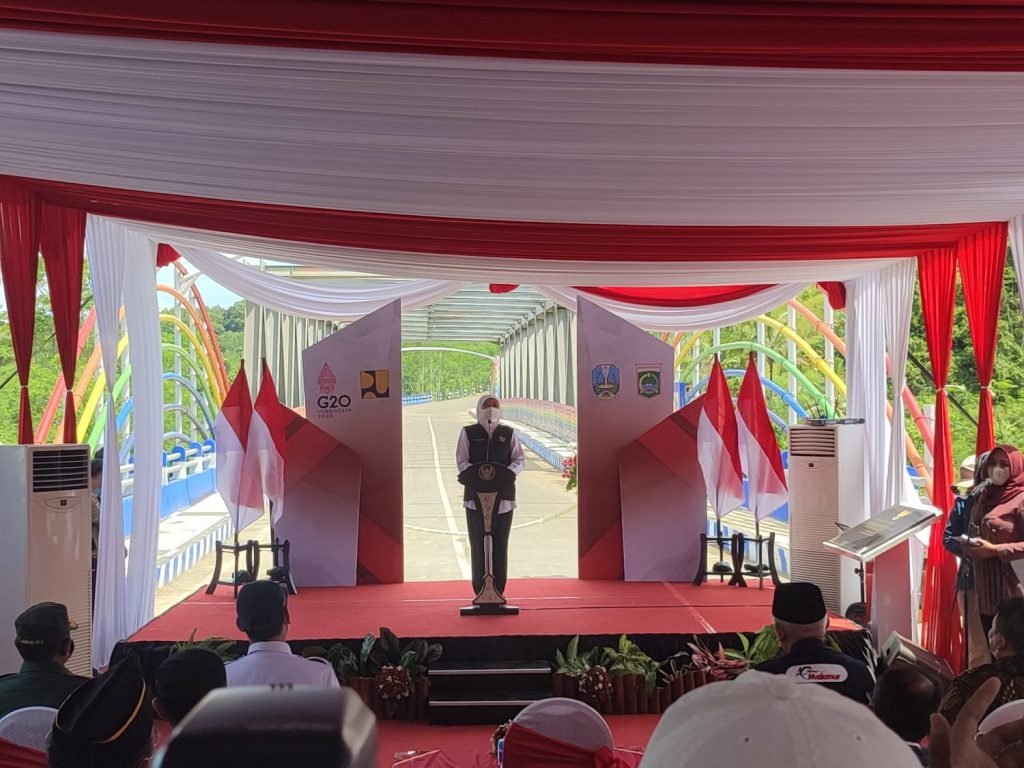 Jembatan Pelangi Jadi Akses Jalan Ikonik Menuju Wisata Pantai Kabupaten Malang Guber Jatim Khofifah Indar Parawansa resmikan jembatan pelangi Kabupaten Malang