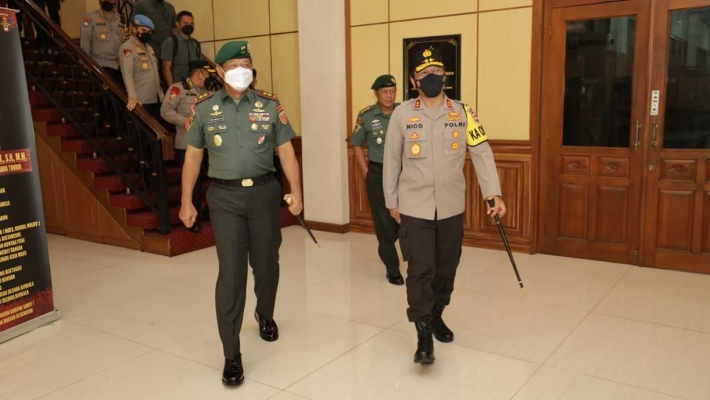 Kian Hangat, Kapolda Jatim Sambut Kunjungan Pangdiv II Kostrad Kapolda Jawa Timur Irjen Pol Nico Afinta menerima kunjungan kehormatan Panglima Divisi (Pangdiv) II Komando Strategis Angkatan Darat (Kostrad) Mayjen TNI Dwi Wahyu Winarto, S.Ip., M.M., M.Tr