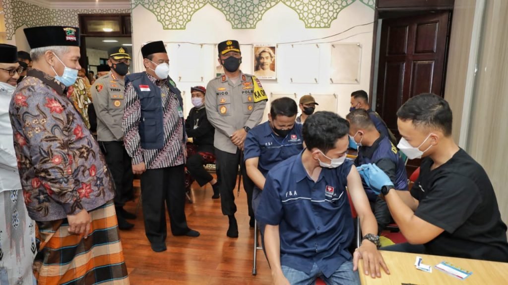 Targetkan 210.150 Dosis, Forkopimda Bersama PWNU Jatim Gelar Vaksinasi Serentak Forkopimda Jawa Timur diantaranya Kapolda Jatim Irjen Pol Nico Afinta, Gubernur Jatim yang diwakili Asisten III Administrasi Umum Sekda Prov Jatim Syaichul Ghulam, Pangdam V/Brawijaya yang diwakili Dandim 0832 Surabaya Selatan Kolonel Kav Jacob Janes Patty bersama Ketua PW NU Jatim KH Marzuki Mustamar dan Kakanwil Kemenag Jatim Husnul Maram pada Kamis (21/4/2022)
