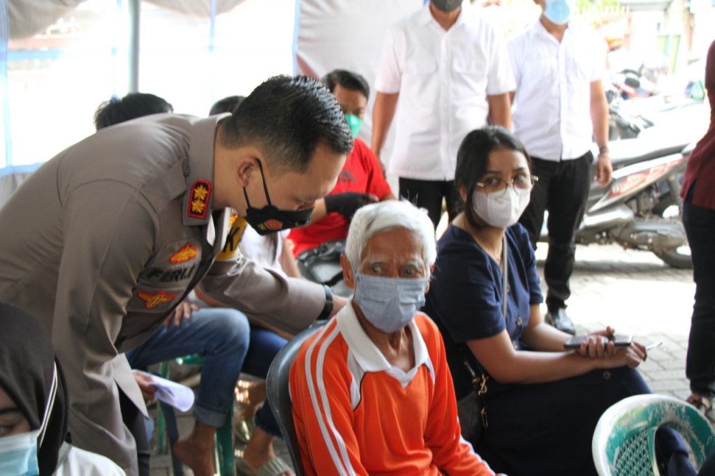 Patut Dicontoh, Kakek ini Datangi Gerai Vaksinasi Presisi Polres Malang Misdi (69), seorang kakek asal Jalan Sumedang, Kepanjen, didampingi oleh Kapolres Malang AKBP Ferli Hidayat