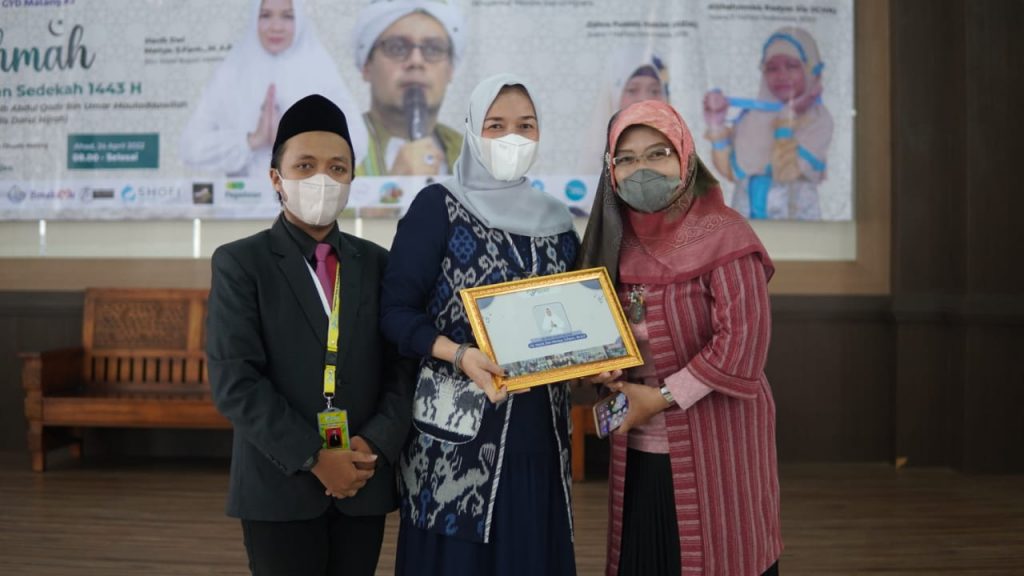 Peduli Sesama, Genggaman Yatim & Dhuafa Malang Gelar Ramadhan Sedekah Founder Komunitas Genggaman Yatim & Dhuafa (GYD) Malang, M. Bahtiar Alif, bersama istri Wakil Bupati Malang, Ibu Hanik