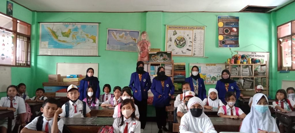 Gandeng Duta Pancasila, Mahasiswa UM Gelar Sosialisasi Nilai Pancasila pada Siswa Duta Pancasila Kabupaten Malang bersama mahasiswa UM gelar Sosialisasi Nilai Pancasila di SDN Kepanjen 5