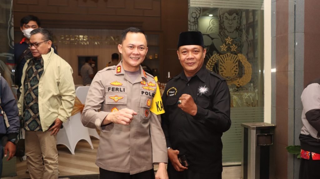 Lestarikan Kebhinekaan Budaya, Kapolres Malang Silaturahmi dengan Perguruan Silat Kapolres Malang AKBP Ferli Hidayat saat melakukan silaturahmi bersama perguruan silat Kabupaten Malang