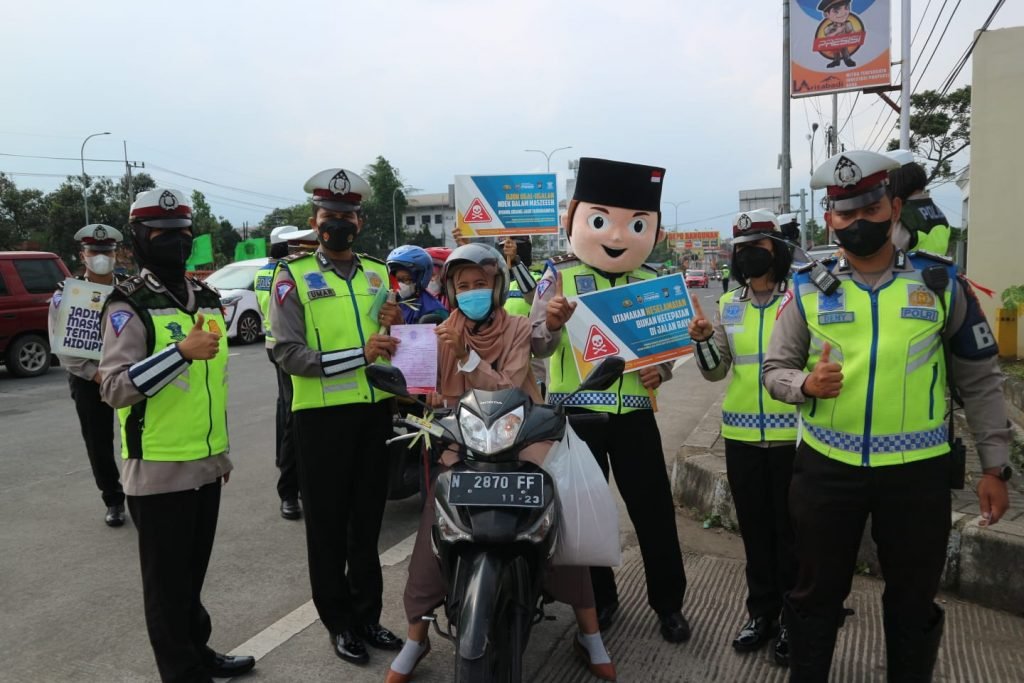 Sosialisasi Janur Kuning, Satlantas Beri Teguran pada Sejumlah Pengendara Satlantas Polres Malang saat melakukan sosialisasi janur kuning Operasi Ketupat Semeru