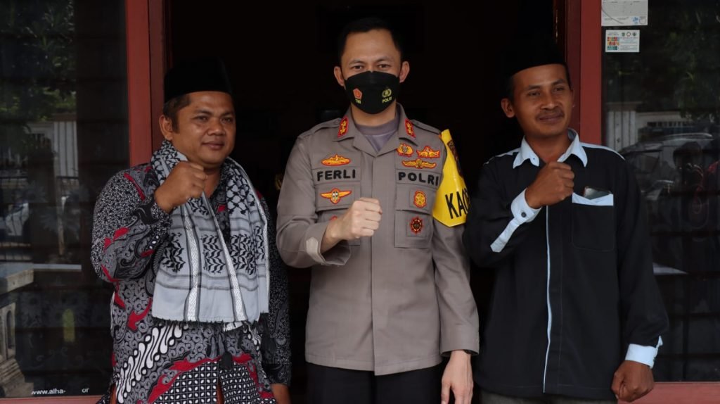 Jalin Sinergitas, Kapolres Malang Silaturahmi dengan Tokoh Agama Kunjungan silaturahmi dilakukan Kapolres Malang, AKBP Ferli Hidayat di kediaman sesepuh Yayasan Pendidikan NU Manba'ui Ulum, Desa Sukolilo,
