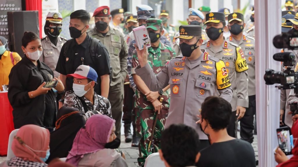 Bersama Forkopimda Jatim, Kapolri Cek Kesiapan Posko di Terminal Purabaya Kepala Kepolisian Republik Indonesia (Kapolri) Jenderal Polisi Listyo Sigit Prabowo melakukan kunjungan kerja bersama Pejabat Utama Mabes Polri ke Jawa Timur, Rabu (27/4/2022).