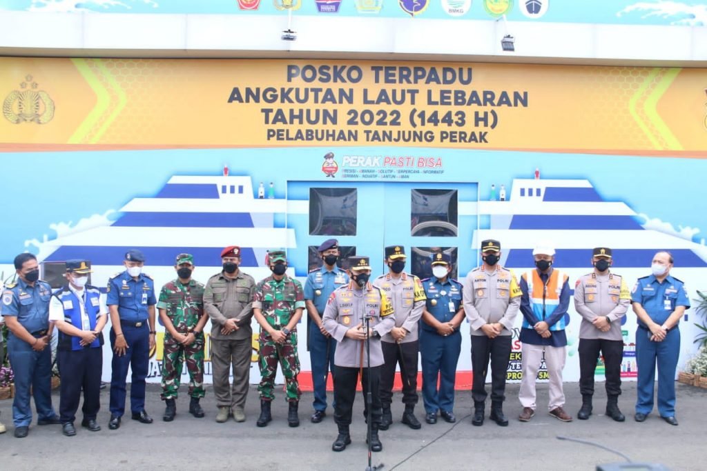 Tinjau Pelabuhan Tanjung Perak, Kapolri Ingatkan Masyarakat untuk Vaksin Booster Kepala Kepolisian Republik Indonesia (Kapolri) Jenderal Polisi Listyo Sigit Prabowo bersama Forkopimda Jawa Timur melaksanakan pengecekan kesiapan Pos Pelayanan Terpadu dan fasilitas Pelabuhan Tanjung Perak Surabaya