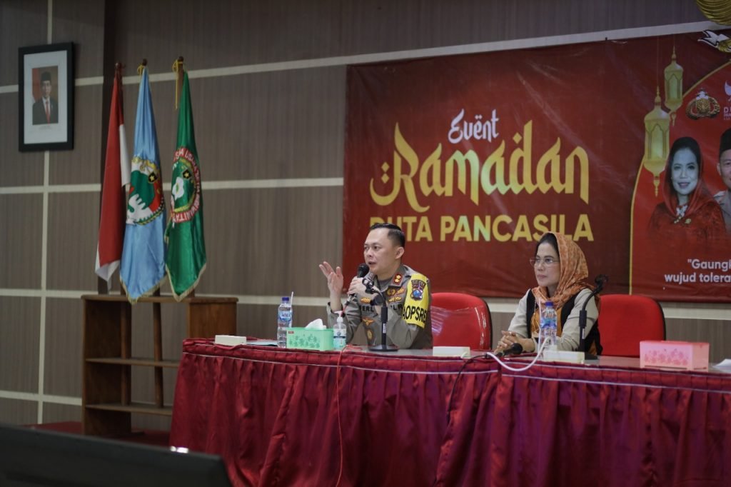 Hadiri Dialog Kebangsaan, Kapolres Malang Ajak Pemuda Gaungkan Pancasila Kapolres Malang, AKBP Ferli Hidayat, saat memberikan materi dalam Dialog Kebangsaan Duta Pancasila Kabupaten Malang
