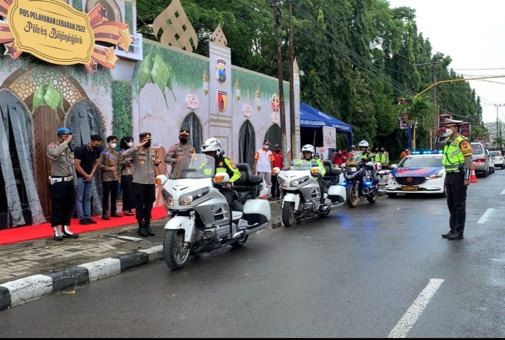 Cek Jalur Mudik, Polda Jatim Siap Amankan Arus Mudik Lebaran Dirlantas Polda Jawa Timur, Kombes Pol Latief Usman bersama pejabat Dit Lantas Polda Jatim melakukan pemantauan kesiapan Pos Pelayanan (Pos Yan) dan Pos Pengamanan (Pos Pam) di perbatasan atau pintu masuk Jawa Timur