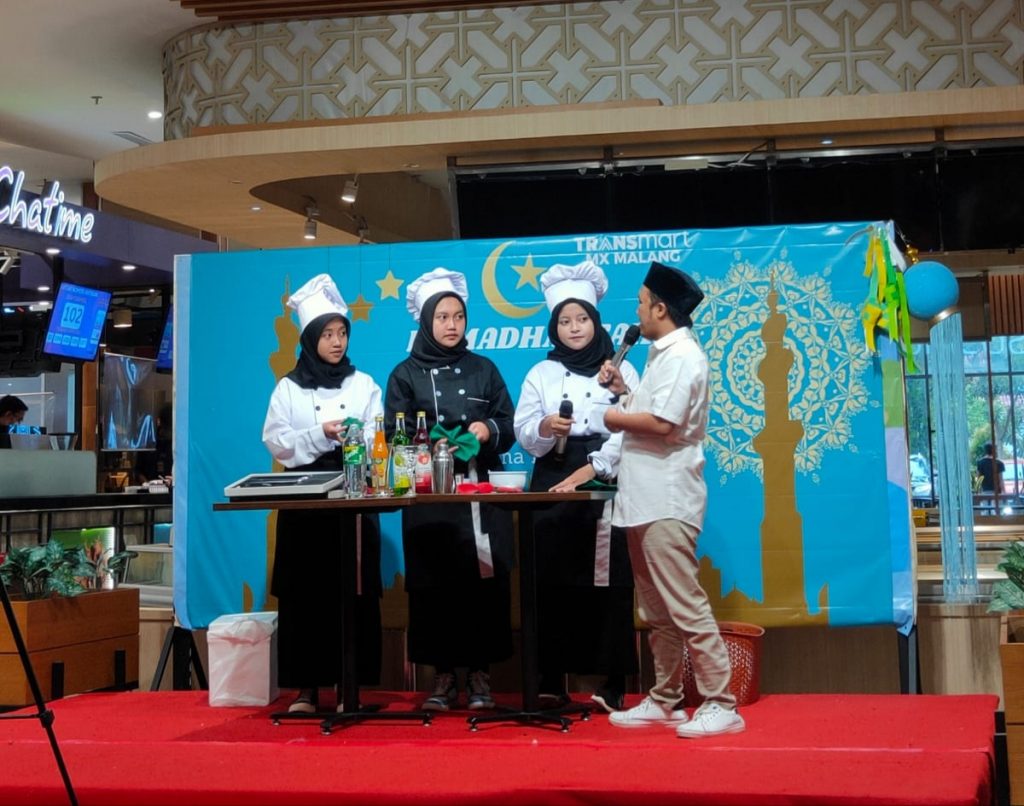 Usai Kebanjiran Orderan Hampers, Tata Boga SMK Unggulan An Nur Tampil Memukau di Panggung Transmart Siswa jurusan Tata Boga SMK Unggulan An Nur Bululawang saat tampil di panggung Transmart