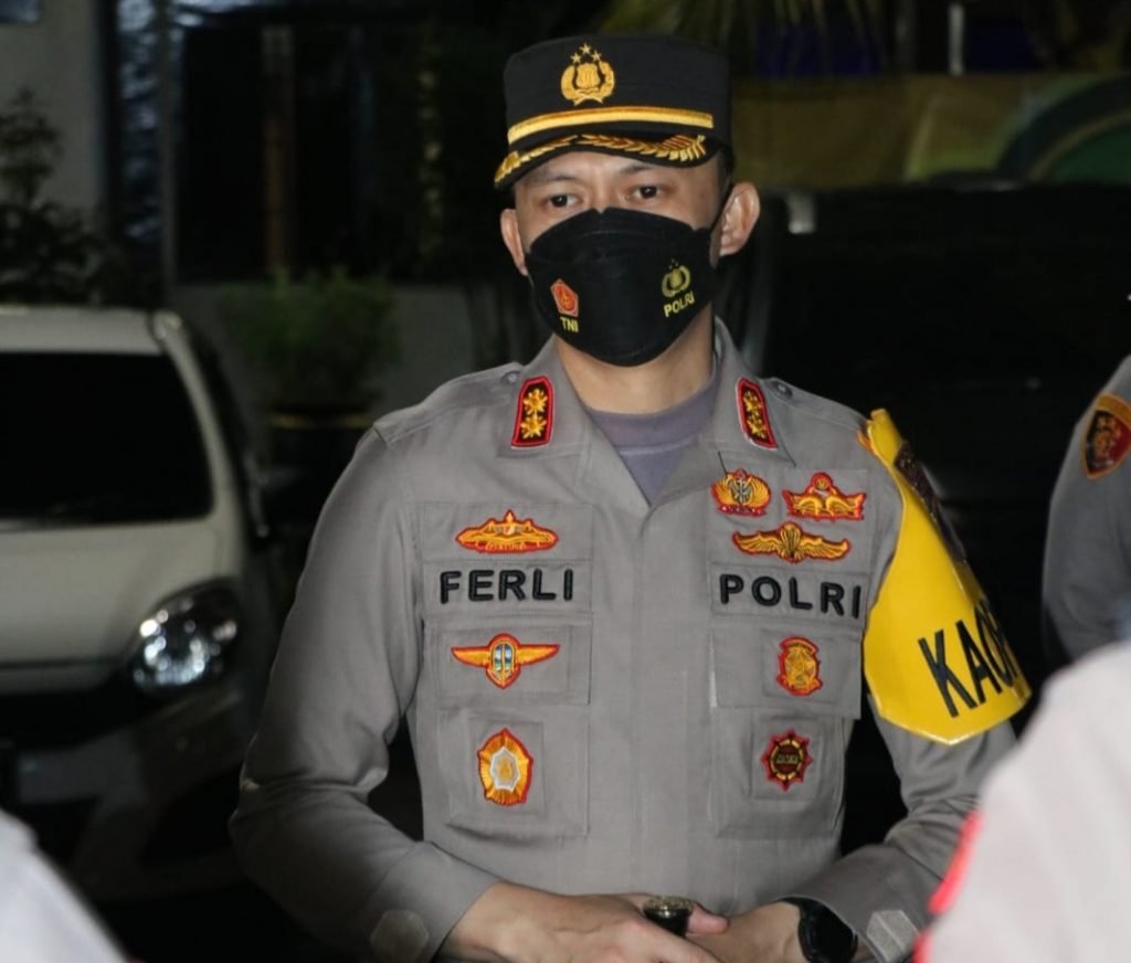Jaga Stabilitas Kamtibmas, Kapolres Malang Upayakan Keamanan Masyarakat Jelang Lebaran Kapolres Malang AKBP Ferli Hidayat saat memimpin apel patroli skala besar