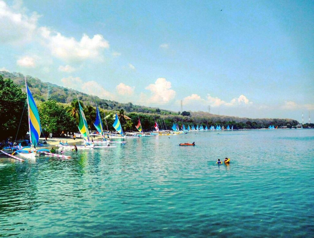 5 Wisata Pantai Situbondo Tawarkan Pemandangan Indah, Wajib Dikunjungi Wisata Pantai Pasir Putih Situbondo / Instagram @christinahehahi