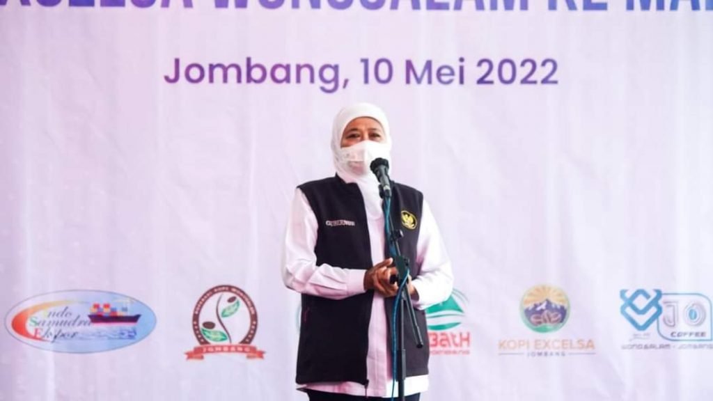 Ekspor Kopi Excelsa Wonosalam, Gubernur Khofifah Ajak Anak Muda Jatim Kembangkan Bisnis Kopi Gubernur Jawa Timur Khofifah Indar Parawansa melepas ekspor perdana 12ton kopi Excelsa komoditas khas Wonosalam, Kabupaten Jombang ke Malaysia.