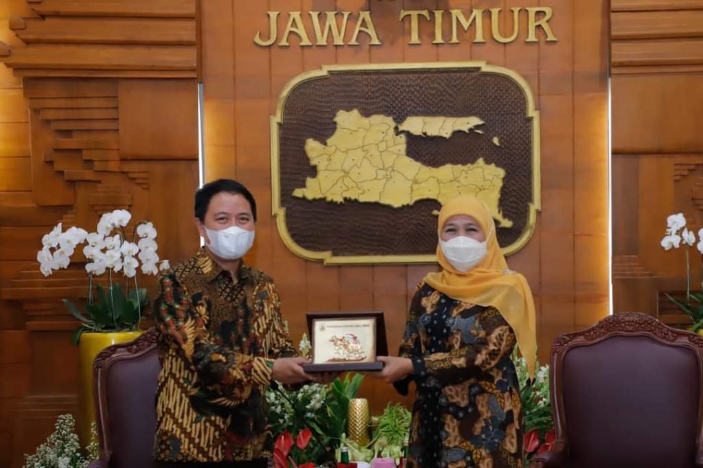Gubernur Jatim Siap Fasilitasi Jamaah Haji Vaksin Dosis Dua dan Booster Gubernur Jawa Timur Khofifah Indar Parawansa bersama Dirjen Penyelenggaraan Haji dan Umroh (PHU) Kemenag RI, Hilman Latief