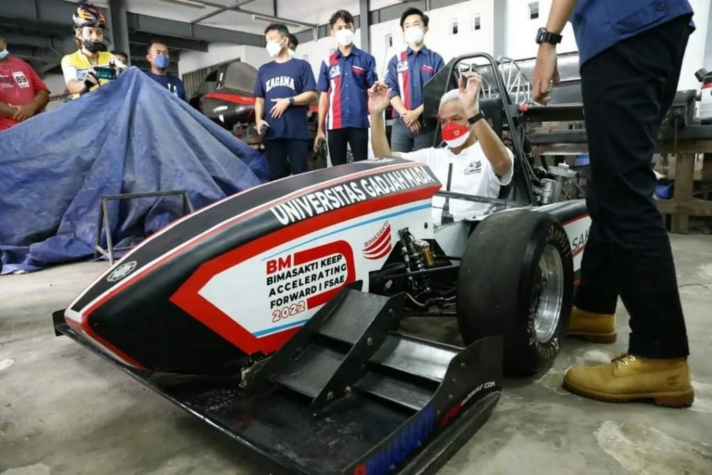 Diapresiasi Ganjar, Ini Dia Potret Mobil Sejenis Formula 1 Karya Mahasiswa UGM Gubernur Jawa Tengah , Ganjar Pranowo mengunjungi bengkel formula 1 bernama bimasakti