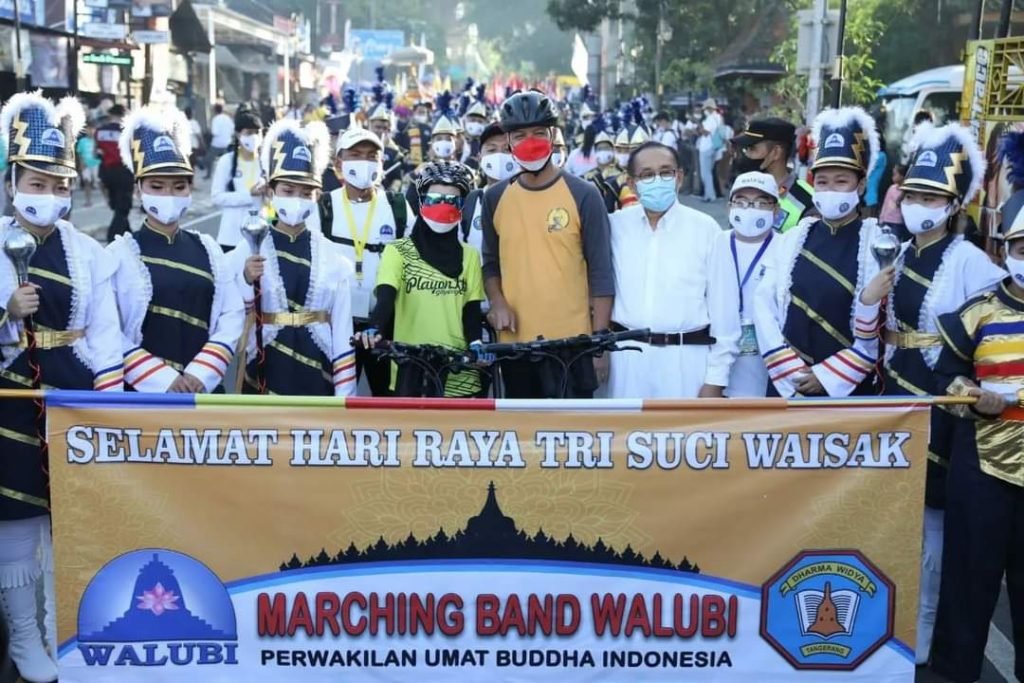 Peringati Hari Raya Waisak, Ganjar Lepas Parade Waisak Magelang Gubernur Jawa Tengah melepas parade Waisak dalam rangkaian peringatan hari raya Waisak 2566 BE di Magelang