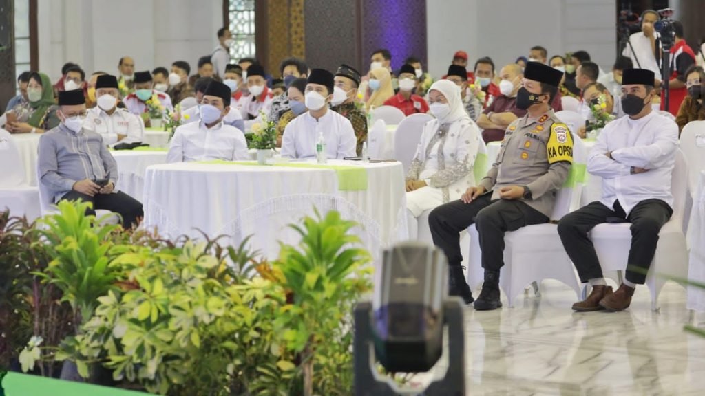 Peringati May Day, Pekerja dan Buruh Serentak Gelar Doa Bersama Peringatan Hari Buruh Internasional atau May Day Tahun 2022 tingkat Nasional dirayakan dengan kegiatan Syukuran dan Doa Bersama Pekerja atau Buruh di Masjid Nasional Al-Akbar Surabaya Jawa Timur