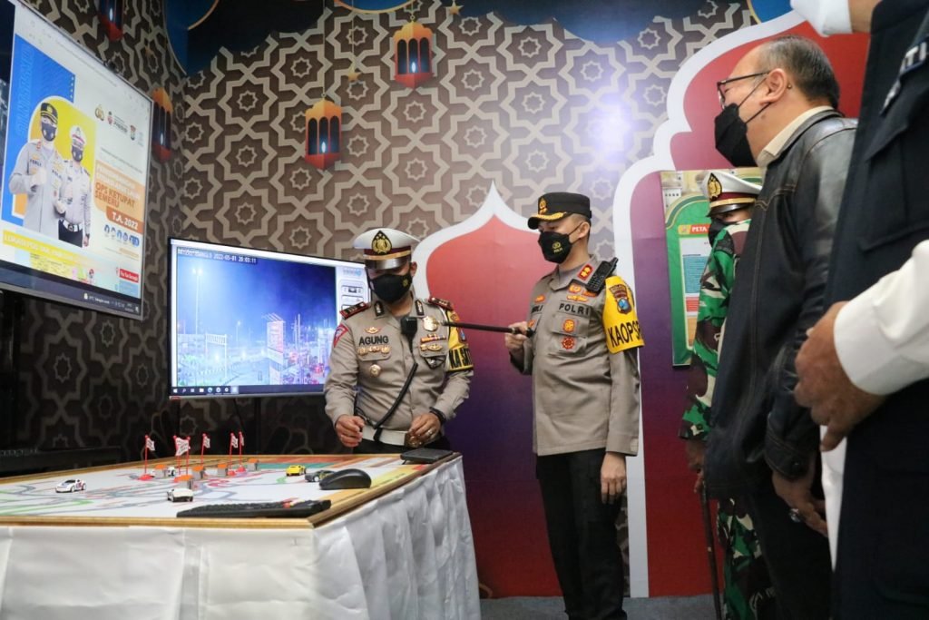 Kapolres Malang Siapkan Skema Strategis Antisipasi Kemacetan di Jalur Wisata Kapolres Malang, AKBP Ferli Hidayat bersama Forkopimda Kabupaten Malang melaksanakan patroli gabungan dalam rangka pengamanan malam takbir ke sejumlah Pos Pengamanan dan Pelayanan, Minggu (1/5/2022) Malam.