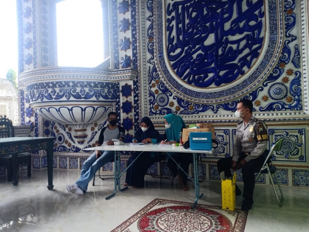 Berwisata Aman dan Sehat, Pos Pam Wisata Religi Masjid Tiban Sediakan Gerai Vaksinasi Petugas Pos Pam Wisata di Pospes Bhiharu As'ali Fadlaailir Rohman atau biasa di sebut Masjid Tiban di Desa Sananrejo, Kecamatan Turen, Kabupaten Malang, menyiapkan gerai vaksinasi bagi pengunjung. (Senin 02/04/2022) Siang.