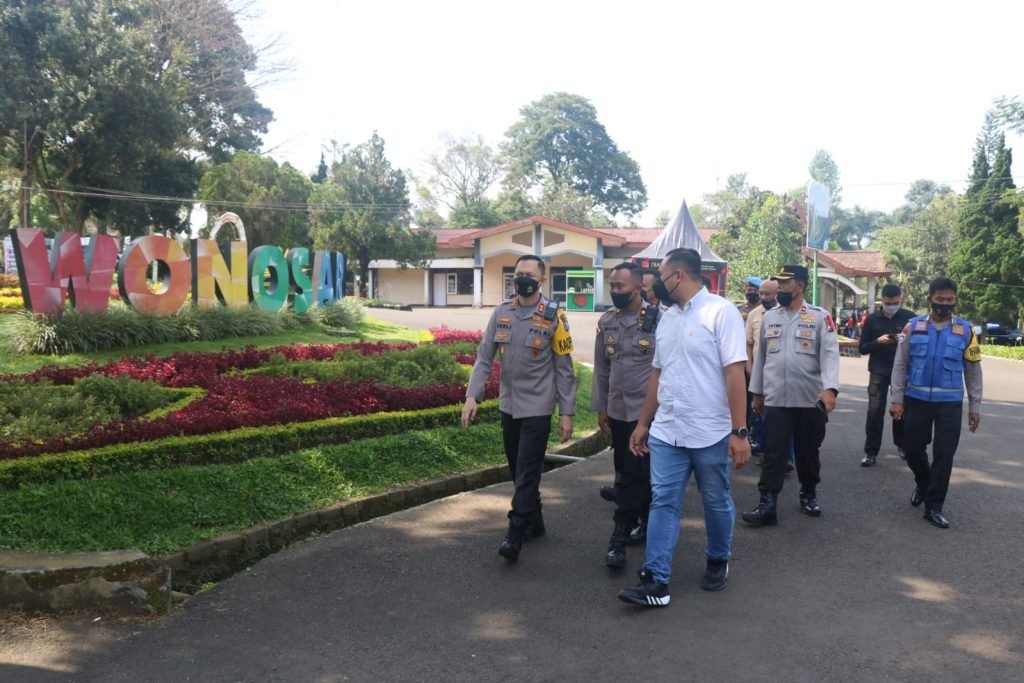 Tinjau Langsung, Kapolres Malang Pastikan Ketertiban dan Keamanan Wisata Kebun Teh Wonosari Kapolres Malang AKBP Ferli Hidayat cek langsung kesiapan Pos Pengamanan Tempat Wisata di Kebun Teh Wonosari, Kecamatan Singosari, Kabupaten Malang. Selasa (03/05/2022) Sore.