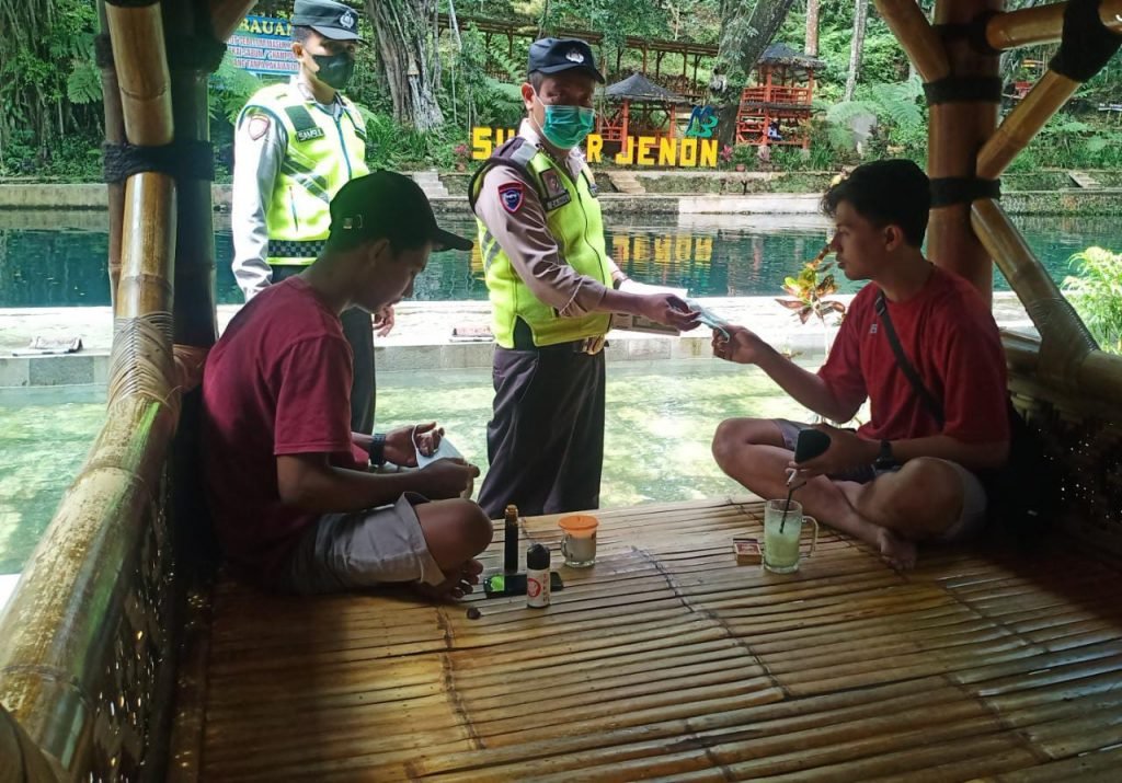 Antisipasi Tindak Kejahatan, Polsek Tajinan Patroli ke Pos Wisata Sumber Jenon Kapolsek Tajinan AKP Supriyadi melakukan patroli ke tempat wisata Sumber Jenon di Kabupaten Malang. Rabu (04/05/2022).