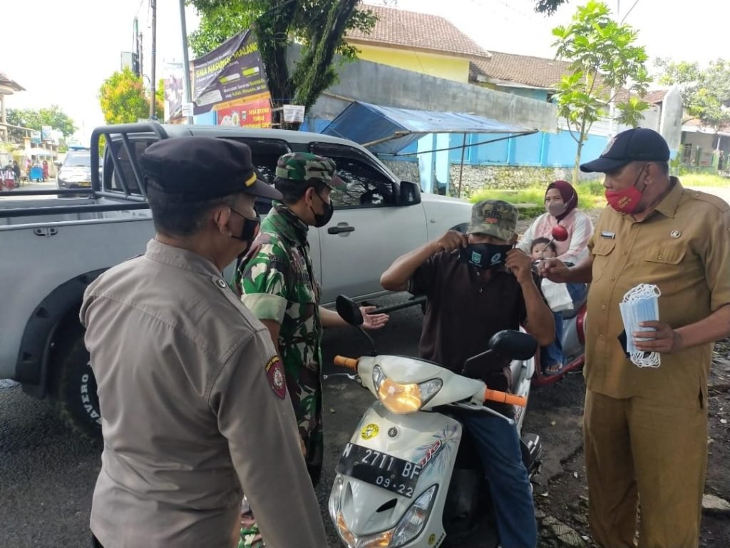 Tingkatkan Kesadaran Masyarakat, Polsek Wagir Gelar Operasi Yustisi Gabungan Kapolsek Wagir AKP Fajar Rianu pimpin Operasi Yustisi Gabungan TNI, Polri, Kecamatan dan staf Desa di Desa Gondowangi, Kecamatan Wagir