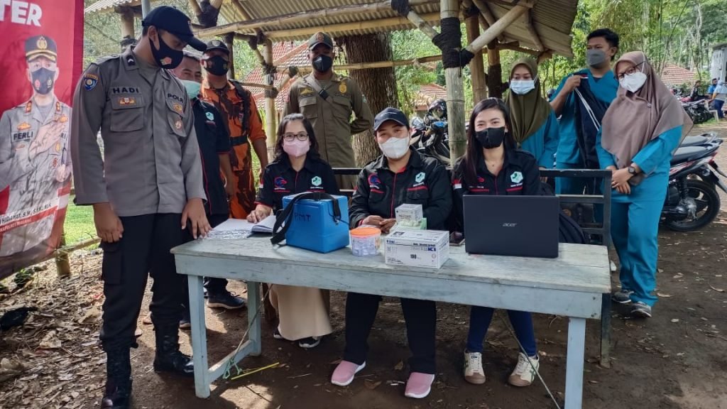 Polsek Turen Siapkan Gerai Vaksinasi di Kawasan Wisata Bon Pring Gerai vaksinasi yang disiapkan oleh Polsek Turen di kawasan wisata Bon Pring