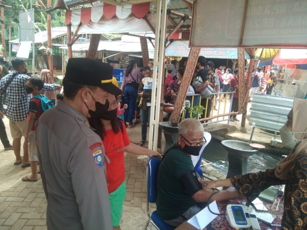 Sat Binmas Polres Malang Imbau Pengunjung Wisata Sumbermaron Taat Prokes