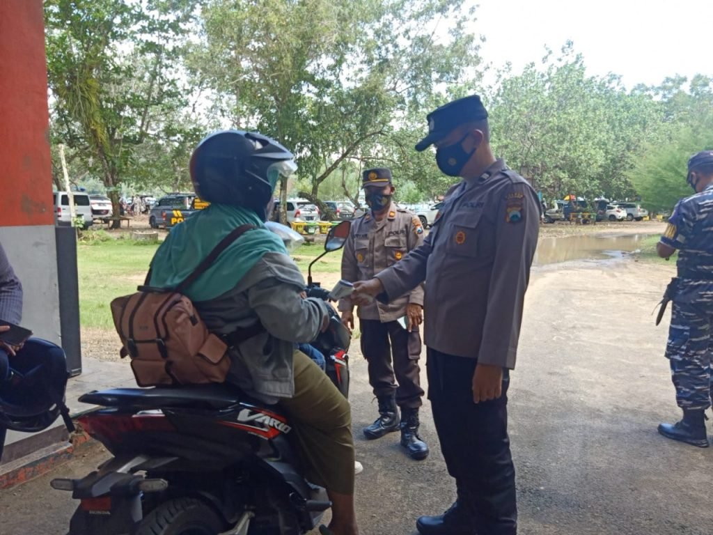 Polsek Sumbermanjing Wetan Beri Imbauan Kamtibmas pada Pengunjung Pantai Sendang Biru Polsek Sumbermanjing Wetan melaksanakan patroli ke objek wisata pantai Sendang Biru di Wilayah Kecamatan Sumbermanjing Wetan