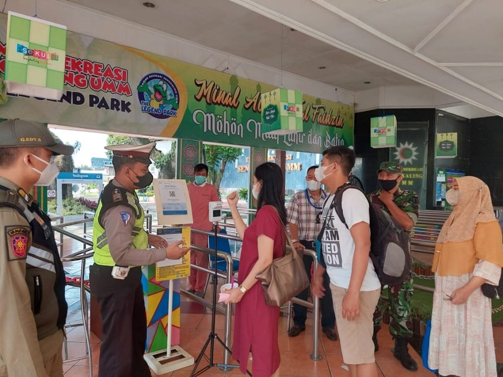 Polsek Dau Beri Imbauan Prokes pada Wisatawan Sengkaling UMM Anggota piket Pos Pam tempat Wisata Sengkaling Bripka Aji H. Saat melaksanakan Patroli