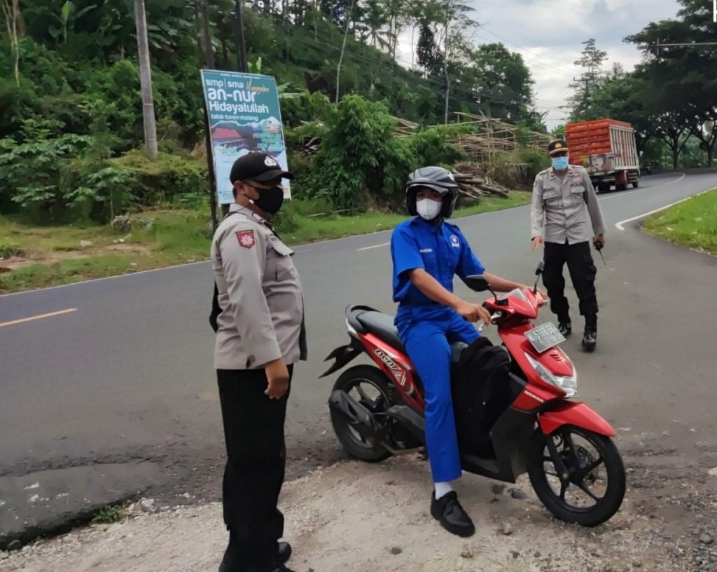 Antisipasi Kemacetan, Polsek Dampit Lakukan Pengaturan Lalu Lintas Iptu Ribut Irianto, Anggota Polsek Dampit saat melakukan pengaturan lalu lintas