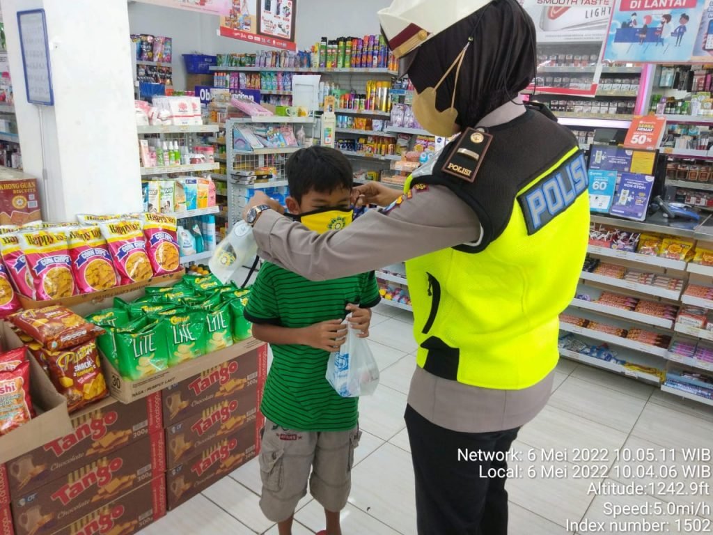 Srikandi Polsek Kepanjen Laksanakan Operasi Yustisi dan Bagikan Masker Pawas Ipda Nining Husumawati, bersama 2 Orang Anggota melaksanakan operasi Yustisi