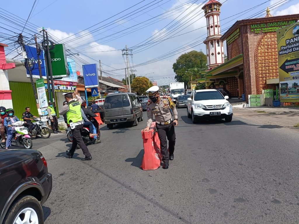 Polres Malang Siagakan Personil Hadapi Puncak Arus Balik Mudik Kasat Lantas AKP Agung Fitransyah siagakan personilnya hadapi arus balik mudik lebaran 2022