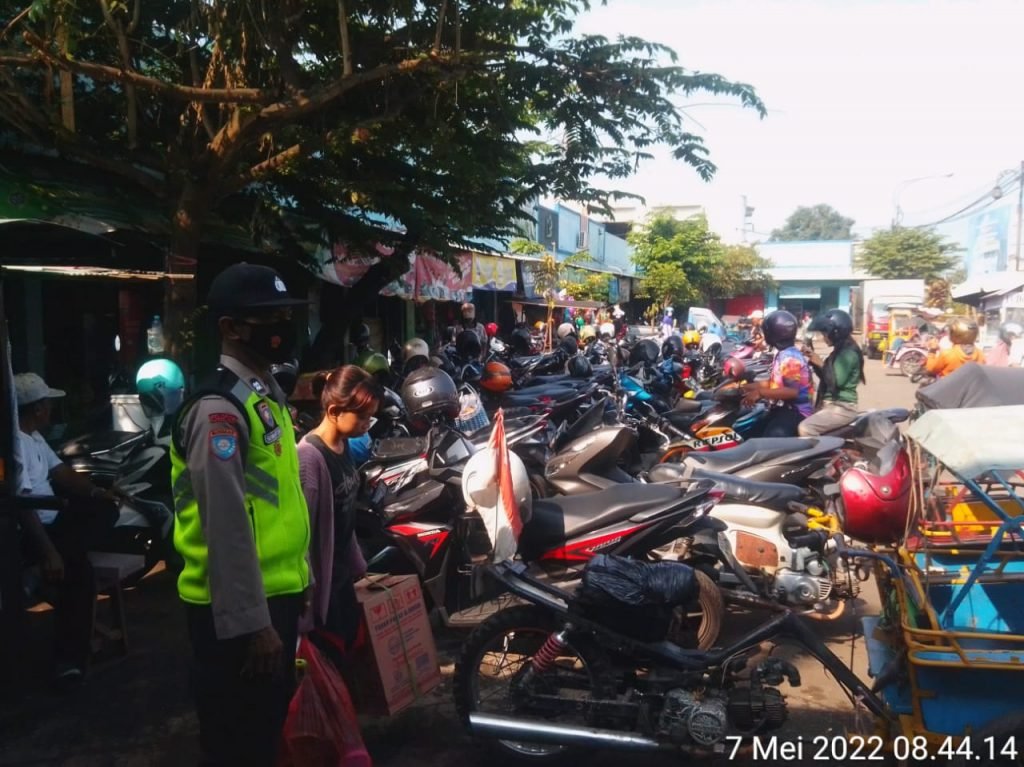 Jelang Hari Raya Ketupat, Polsek Pakisaji Lakukan Pengamanan di Sekitar Pasar Kapolsek Pakisaji AKP Sutomo kerahkan Personel Polsek Pakisaji untuk meningkatkan pengamanan