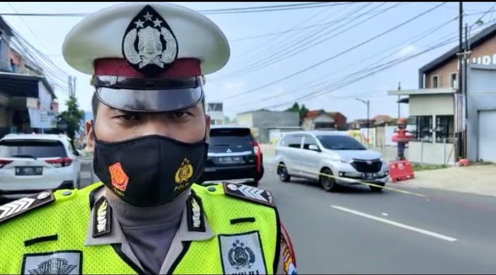 Arus Lalu Lintas Lewat Utara Kabupaten Malang Terpantau Lancar Anggota Polres Malang saat melaporkan kondisi terkini lalu lintas Utara Kabupaten Malang