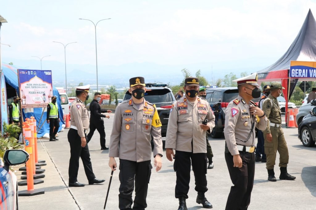 Arus Balik Mudik Lancar, Kapolres Malang Berikan Apresiasi Kepada Anggota Kapolres Malang melakukan pemantauan arus balik mudik lebaran di wilayah hukum Polres Malang
