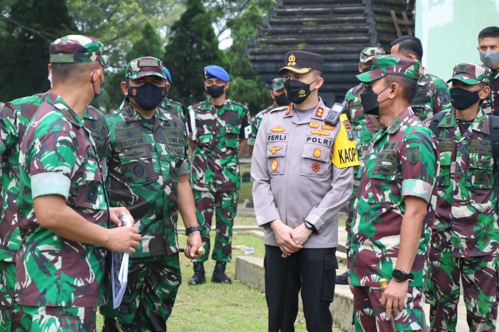Jelang Apel Sinergitas TNI-POLRI, Kapolres Malang Dampingi Pangdam V Brawijaya Tinjau Lokasi Kapolres Malang AKBP Ferli Hidayat dampingi Pangdam V Brawijaya Mayjen TNI Nurcahyanto dalam rangka meninjau kesiapan lokasi Apel Sinergitas TNI - POLRI