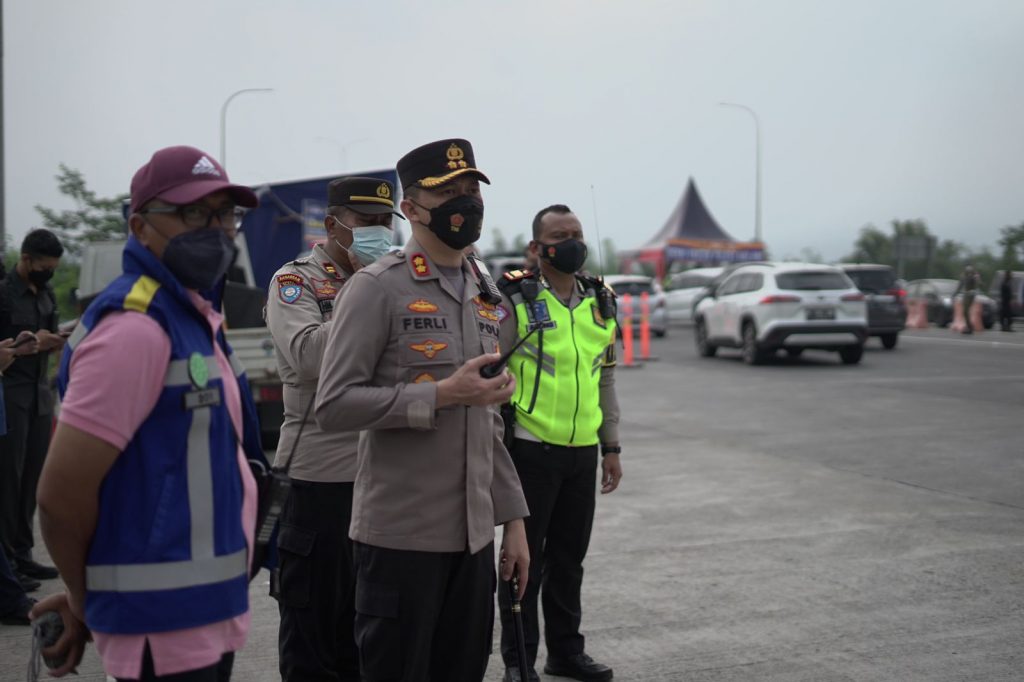 Arus Lalin Lebaran Lancar, Kapolres Malang Beri Apresiasi Seluruh Pihak Terkait Kapolres Malang AKBP Ferli Hidayat terus pantau langsung pelaksanaan pengaturan arus Lalu Lintas yang ada di Wilayah Hukum Polres Malang