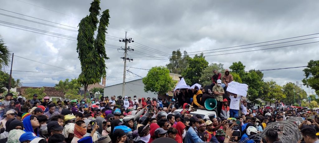 Tuntut Penetapan Tersangka Dugaan Rekayasa UKL-UPL, Ribuan Massa Geruduk Kejari Situbondo Ribuan masyarakat yang tergabung dalam Ikatan Masyarakat Situbondo Anti Korupsi (IMSAK) melakukan aksi demo di depan Kantor Kejaksaan Negeri Situbondo, Senin (09/05/2022).