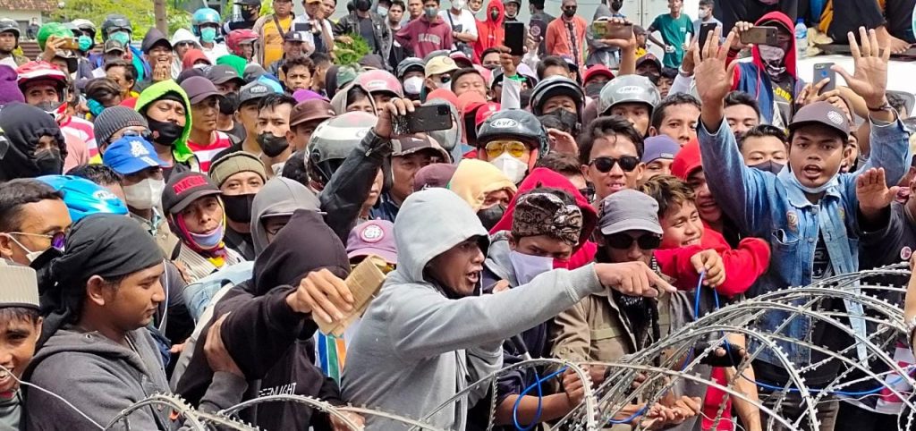Terjun Langsung Kawal Aksi Unjuk Rasa, Kapolres Situbondo Imbau Massa Tak Anarkis Aksi unjuk rasa masyarakat yang tergabung dalam Ikatan Masyarakat Situbondo Anti Korupsi (IMSAK) di depan Kantor Kejaksaan Negeri Situbondo, Senin (09/05/2022).