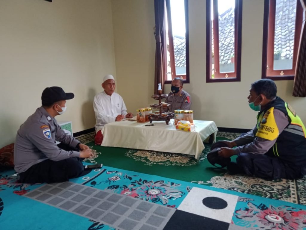 Jalin Sinergitas, Kapolsek Poncokusumo Silaturahmi dengan Tokoh Masyarakat Kapolsek Poncokusumo, AKP Sumarsono bersama dua anggota melaksanakan sambang dialogis dengan para tokoh masyarakat Desa Ngadireso